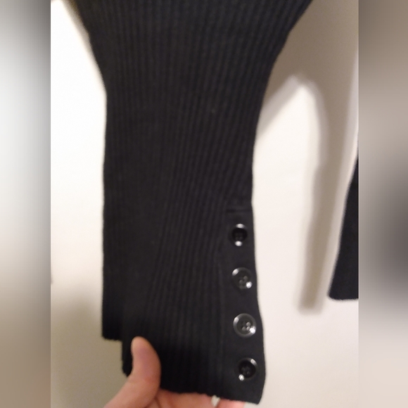 Form fitting sweater with buttons on the side - Picture 4 of 4